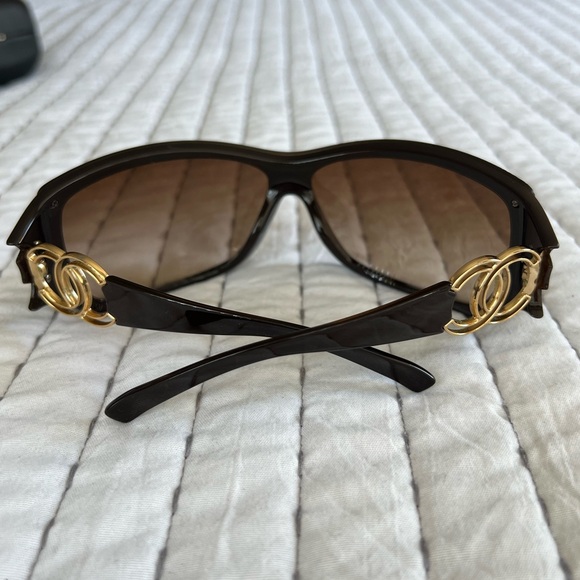 CHANEL Brown with Gold CC Logo Sunglasses. - Picture 3 of 12
